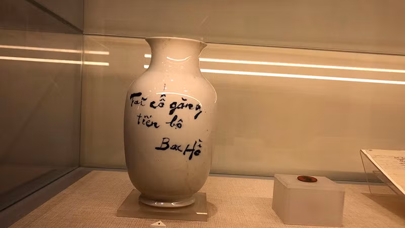 Lọ hoa sứ với bút tích của Chủ tịch Hồ Chí Minh. Lọ hoa sứ với bút tích của Chủ tịch Hồ Chí Minh.