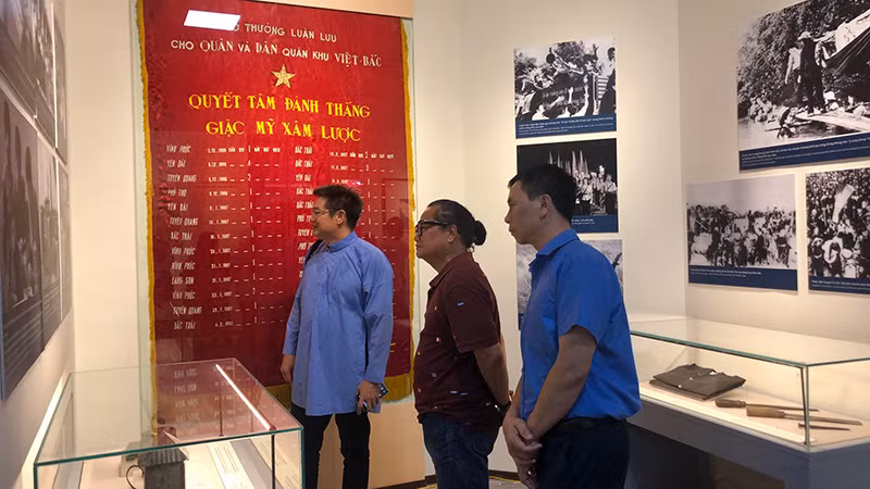 Khách tham quan tại Triển lãm. Khách tham quan tại Triển lãm.