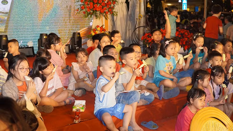 Các độc giả nhí ăn kem Tràng Tiền trên sân khấu cùng cô Bích Lan.