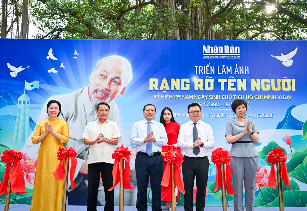 Các đại biểu cắt băng khai mạc triển lãm. Các đại biểu cắt băng khai mạc triển lãm.