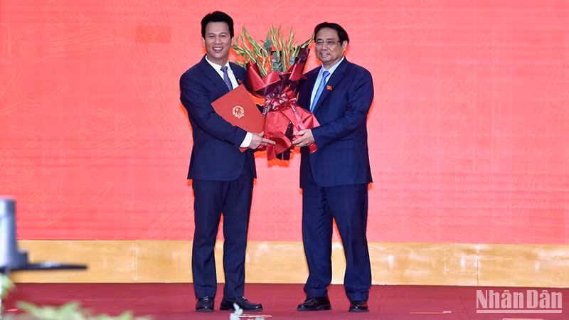 Thủ tướng Phạm Minh Chính Trao tặng hoa chúc mừng Bộ trưởng Tài nguyên và Môi trường Đặng Quốc Khánh. Thủ tướng Phạm Minh Chính Trao tặng hoa chúc mừng Bộ trưởng Tài nguyên và Môi trường Đặng Quốc Khánh.