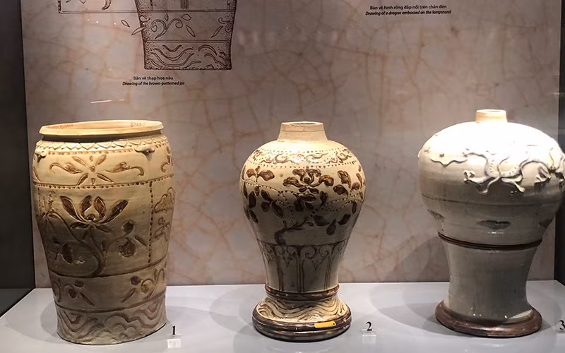 Thạp gốm, chân đèn thế kỷ 14.