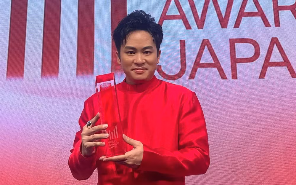 Ca sĩ Tùng Dương nhận giải thưởng Âm nhạc Nhật Bản - Music Awards Japan (MAJ) 2025. (Ảnh: Ban tổ chức giải Cống hiến cung cấp)
