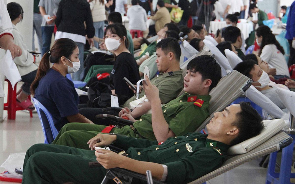 Bạn trẻ tham gia hiến máu tại ngày hội.