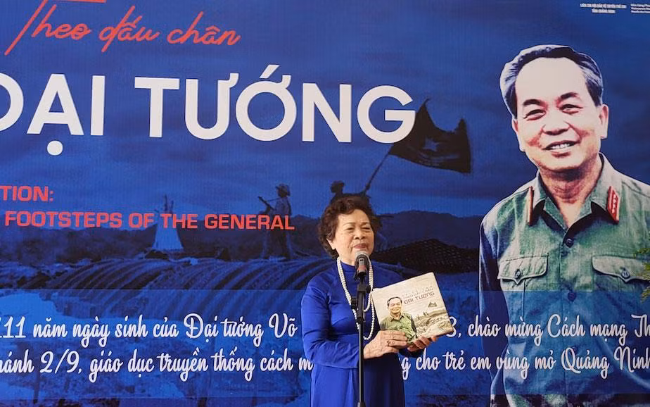 Nhà giáo, nhà thơ, nhà báo Nguyễn Thị Mỹ Dung phát biểu tại Triển lãm.