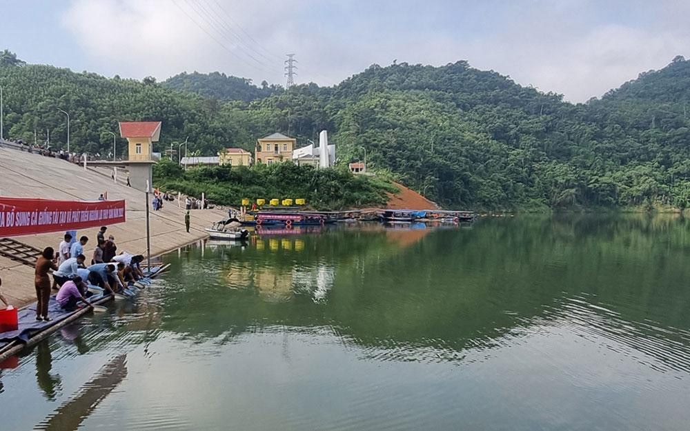 Thả cá xuống hồ thủy lợi Nặm Cắt. 