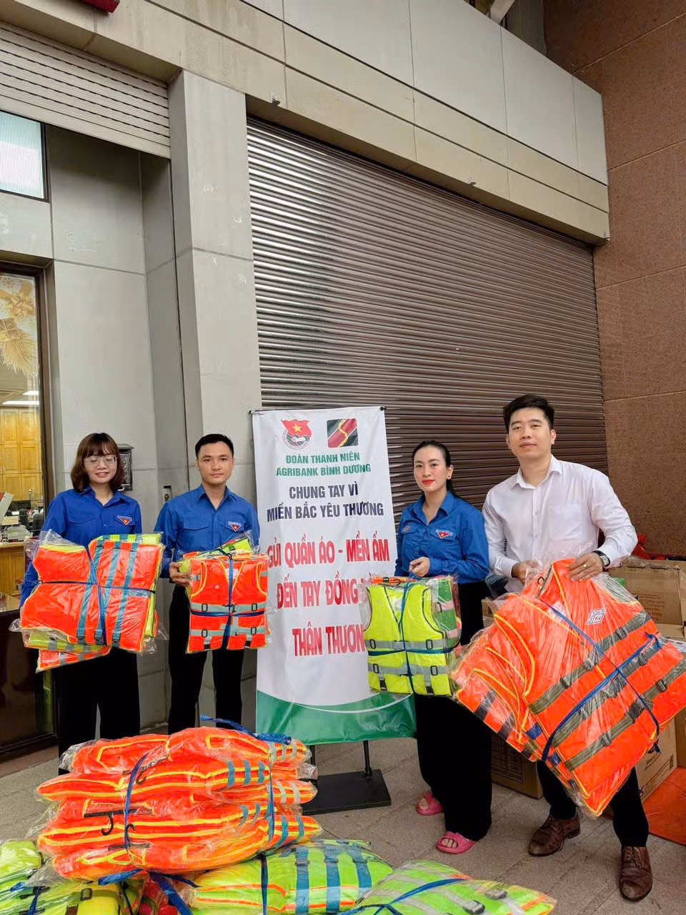 Cách xa hàng nghìn cây số, Đoàn thanh niên Agribank Chi nhánh tỉnh Bình Dương đã quyên góp, ủng hộ các đồ dùng thiết yếu đến nhân dân tỉnh Vĩnh Phúc.