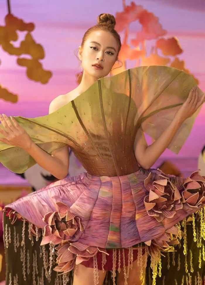 Ca sĩ Hoàng Thùy Linh trong MV "See tình".