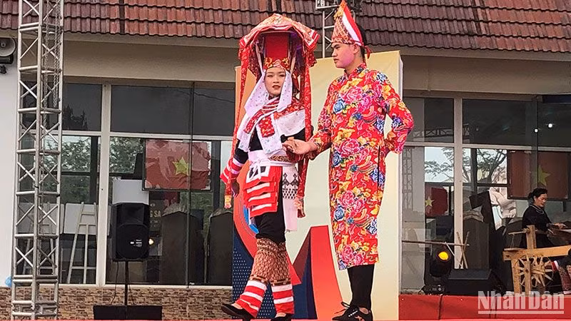 Trình diễn trang phục dân tộc tại Làng trong dịp Tuần Đại đoàn kết các dân tộc năm 2022.
