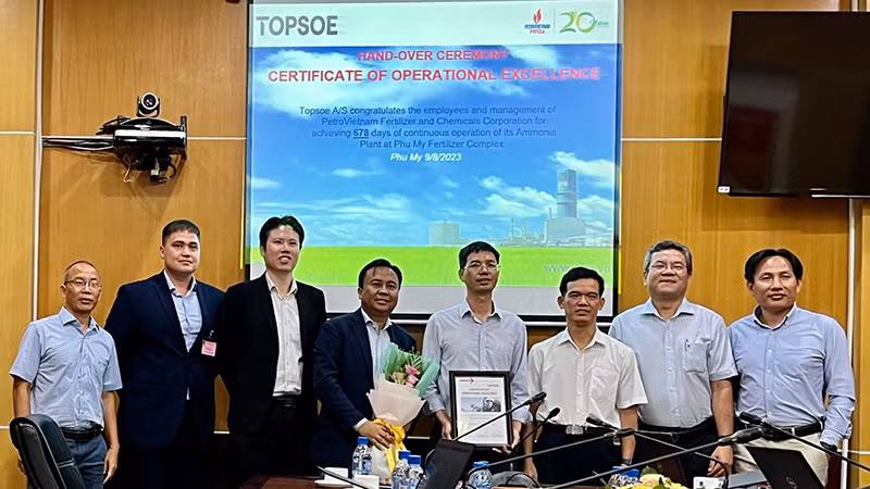 Ông Amrul Atiqi Sansudin – Giám đốc Haldor Topsoe châu Á, trao Chứng nhận Vận hành xuất sắc cho đại diện Nhà máy Đạm Phú Mỹ.