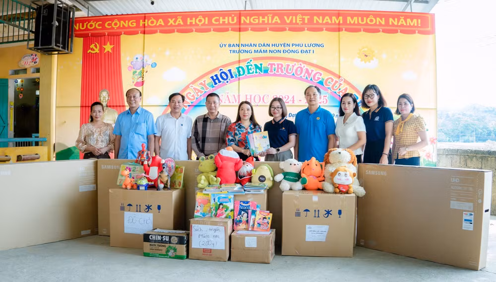 Tặng thiết bị học tập, đồ chơi cho trường mầm non Động Đạt 1, huyện Phú Lương, Thái Nguyên.