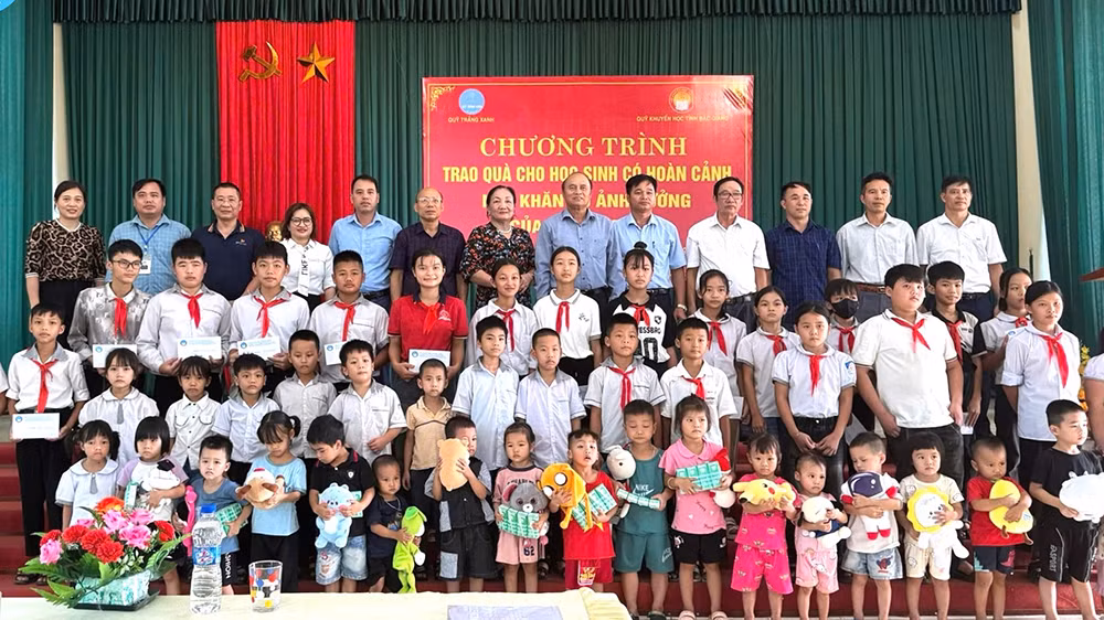 Trao quà và học bổng cho các em nhỏ ở Bắc Giang.