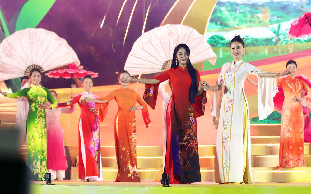 Nhà thiết kế Vũ Thảo Giang (trái) tại chương trình nghệ thuật chào mừng Festival Hoa Đà Lạt 2022. (Ảnh: Nhà thiết kế cung cấp)