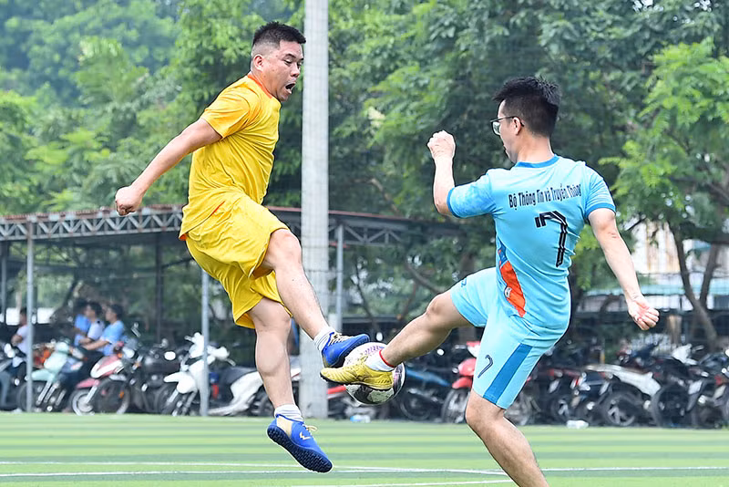 Với tính chất của một trận chung kết, trận đấu diễn ra sôi nổi, hấp dẫn với nhiều tình huống tranh chấp bóng quyết liệt.