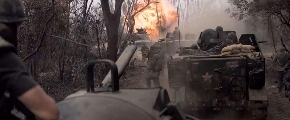 Phim được đầu tư công phu về bối cảnh, trang thiết bị, vũ khí, khí tài...