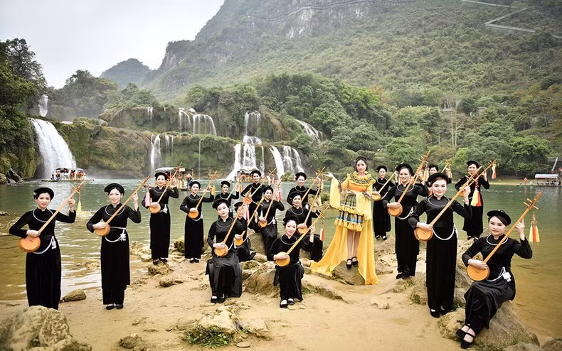 Phương Nga hát tại thác Bản Giốc trong MV năm 2021.