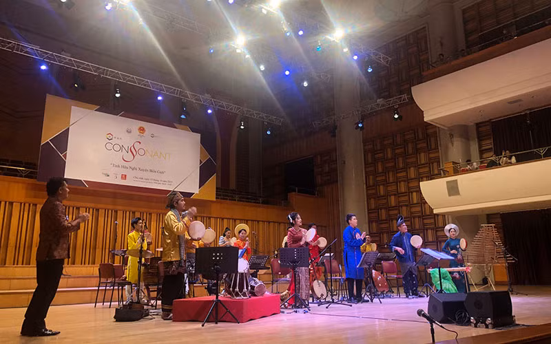 Các nghệ sĩ C asean Consonant trong một tiết mục. Các nghệ sĩ C asean Consonant trong một tiết mục.