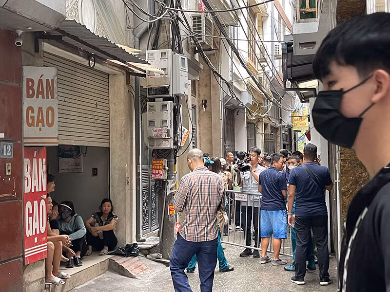 Sáng nay, khu vực hiện trường đã bị phong tỏa. Đông đảo phóng viên, người dân và người nhà nạn nhân đã tập trung tại hiện trường để tìm hiểu thông tin.