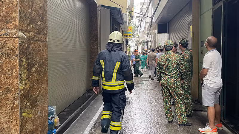 Lực lượng chức năng vẫn tiếp tục xử lý.