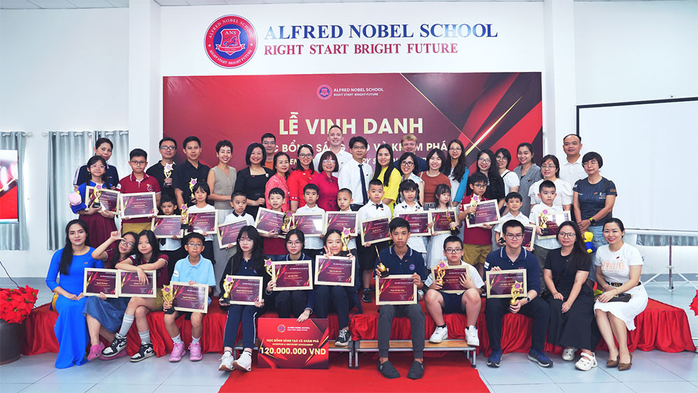 Đại diện các học sinh nhận học bổng Sáng tạo và Khám phá năm học 2024-2025 cùng người thân, thầy cô giáo.