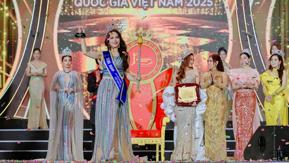 Nguyễn Minh Hồng đăng quang Hoa hậu Doanh nhân quốc gia Việt Nam 2025. (Ảnh: BÌNH NGUYỄN)