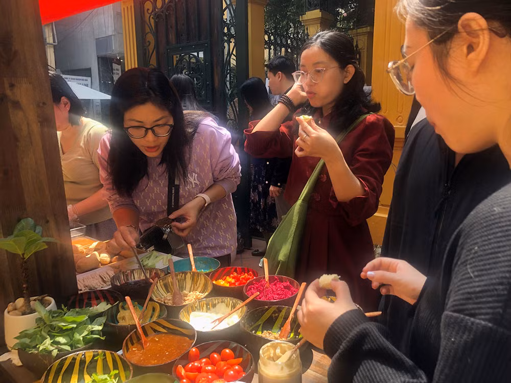 Cùng với nhân là các loại sốt luôn mang đến hương vị riêng biệt cho từng loại bánh mì.
