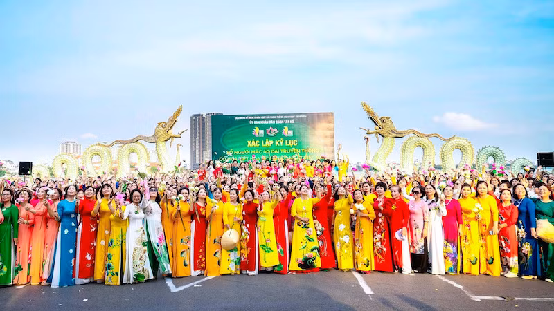 Hoạt động diễn ra tại vị trí đôi rồng gốm sứ đường Nguyễn Hoàng Tôn đoạn ven hồ Tây, một công trình kiến trúc độc đáo và mang tính biểu tượng của Thủ đô.