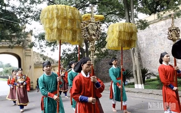 Tái hiện lễ rước trong cung nhân dịp Tết Đoan Ngọ. (Ảnh: VƯƠNG ANH)