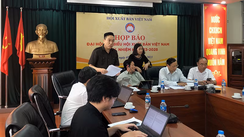 Ông Nguyễn Nguyên thông tin về Đại hội.