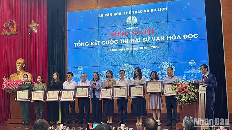 Trao giải thưởng cho các tập thể thành tích xuất sắc trong quá trình tổ chức cuộc thi.
