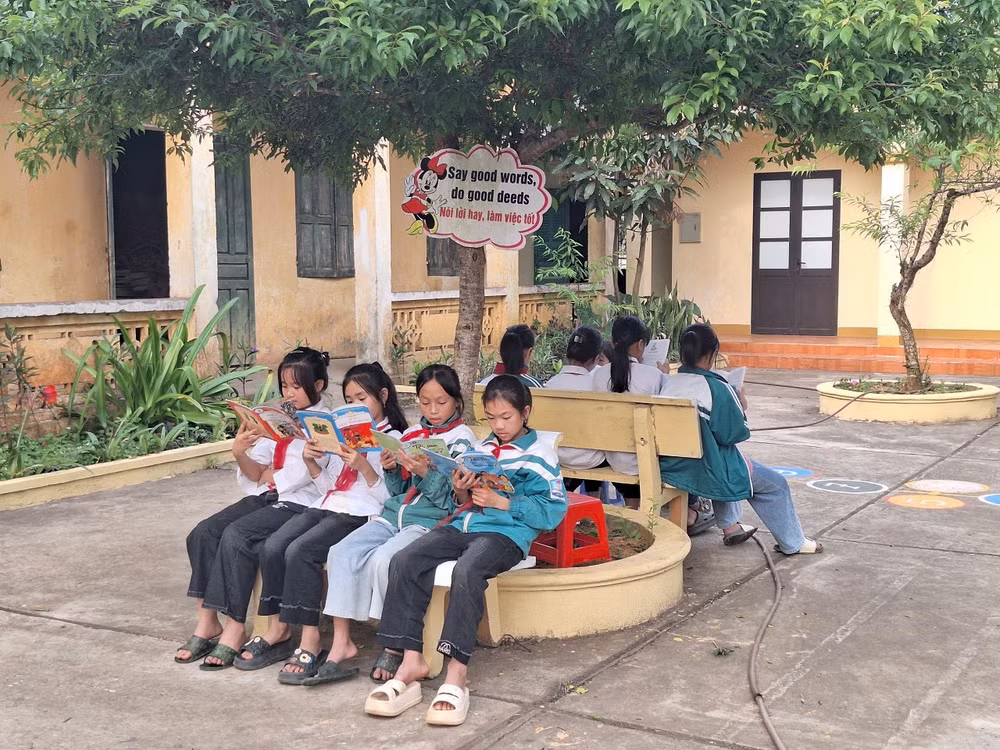 CLB sách Trường chuyên THPT Nguyễn Huệ tặng hơn 600 quyển sách giáo khoa cũ tới Trường Tiểu học - THCS Pù Bin.