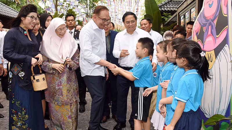 Thủ tướng Phạm Minh Chính và Thủ tướng Anwar Ibrahim cùng hai Phu nhân giao lưu với các bạn đọc nhỏ tuổi tại phố sách.