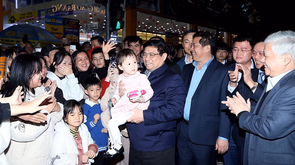 Bà con nhân dân tỉnh Cao Bằng vui mừng đón chào Thủ tướng Phạm Minh Chính.