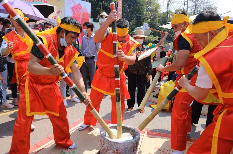 Hội thi giã bánh dày tại Lễ hội Đền Hùng. (Ảnh: NGỌC LONG)