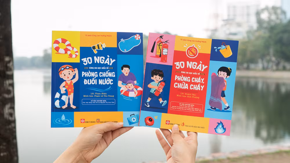 Bộ sách “30 ngày cùng em học hiểu về phòng cháy chữa cháy” và “30 ngày cùng em học hiểu về phòng chống đuối nước”. (Ảnh: Đinh Tị Books)