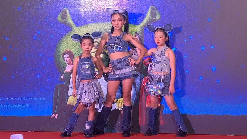 Các bạn nhỏ trình diễn trang phục từ nguyên liệu tái chế.