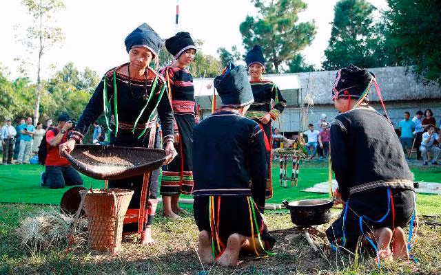 Chuẩn bị cho lễ mừng lúa mới. (Ảnh: Làng Văn hóa-Du lịch các dân tộc Việt Nam)