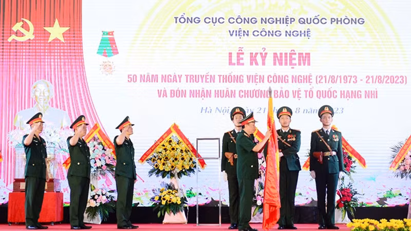 Trung tướng Nguyễn Mạnh Hùng đã trao Huân chương Bảo vệ Tổ quốc hạng Nhì tặng Viện Công nghệ. (Ảnh: Ban tổ chức cung cấp)