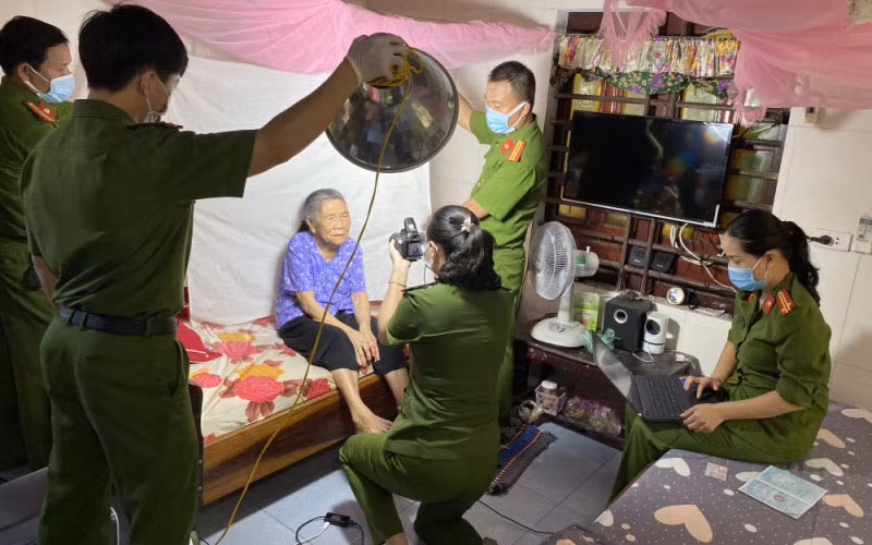 Công an huyện Thạch Hà (Hà Tĩnh) trong thực hiện chiến dịch cấp căn cước công dân.