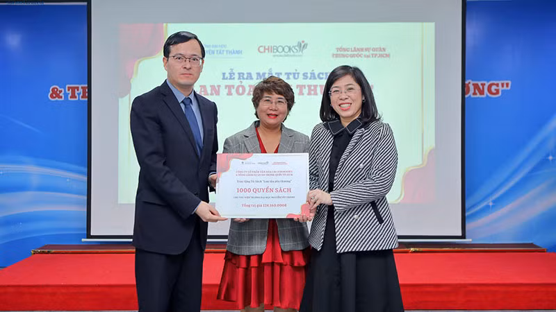 Tặng sách cho Đại học Nguyễn Tất Thành.