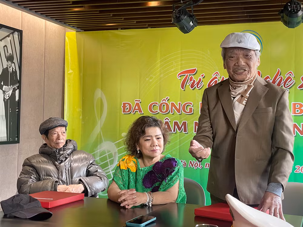 NSND Trần Hiếu hát bài “Có một thời như thế”.