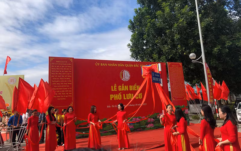 Lễ gắn biển tên phố Lưu Cơ.