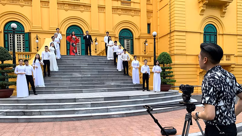 Đạo diễn Anh Quân đang thực hiện một cảnh quay.