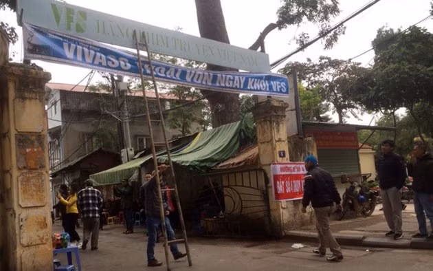 Cũng là tấm biển ấy, năm 2019, khi anh chị em nghệ sĩ, nhà làm phim kêu cứu. (Ảnh: TUYẾT LOAN)