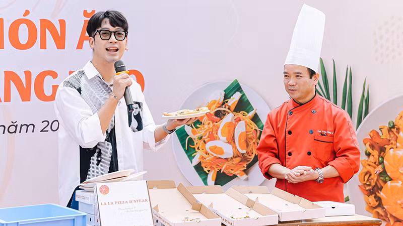 Food Blogger Ninh Tito nếm thử pizza sáng tạo. (Ảnh: Hội Truyền thông Thành phố Hà Nội)