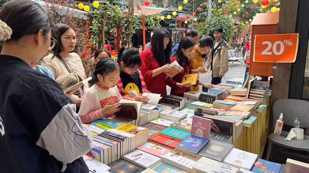 Đông đảo bạn đọc chọn sách tại Phố Sách Hà Nội trong dịp Tết. (Ảnh: Thái Hà Books)