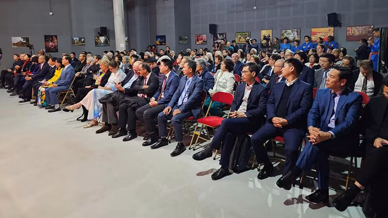 Đông đảo khán giả đến tham dự chương trình.