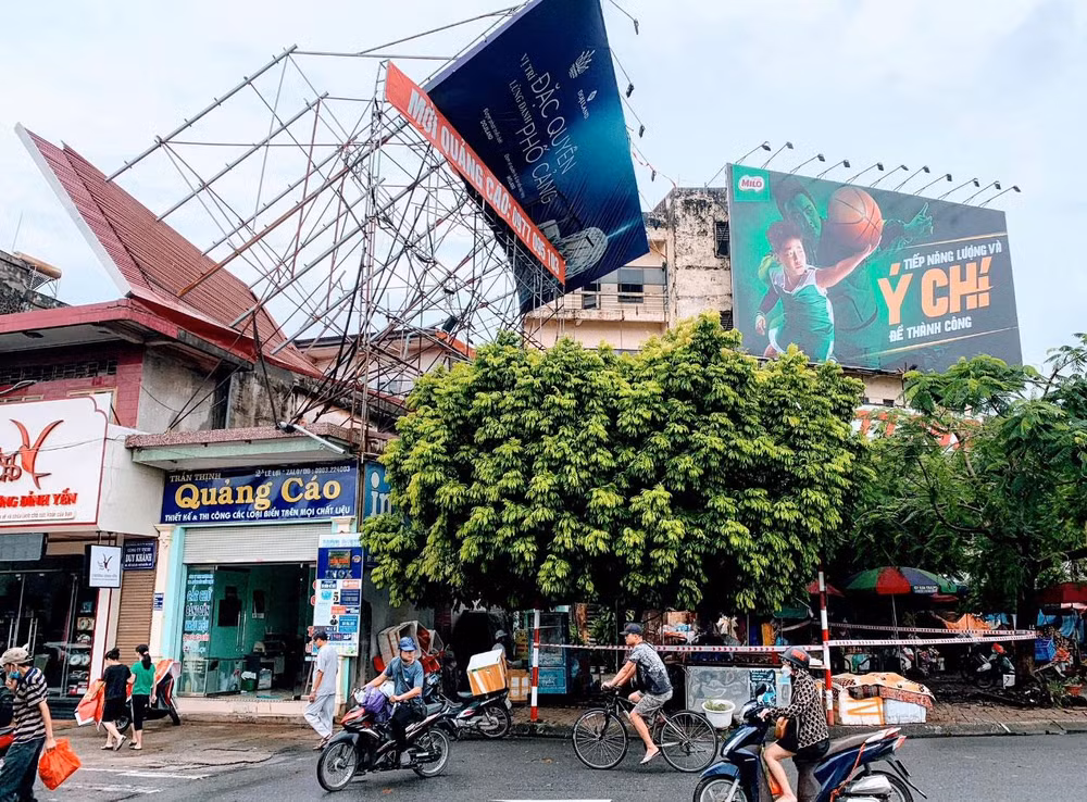 Biển quảng cáo tại đầu phố Lê Lợi, ngay ngã 6 Lạc Viên (quận Ngô Quyền) bị ngã đổ, nhấc cả mái tôn ngôi nhà dựng biển.