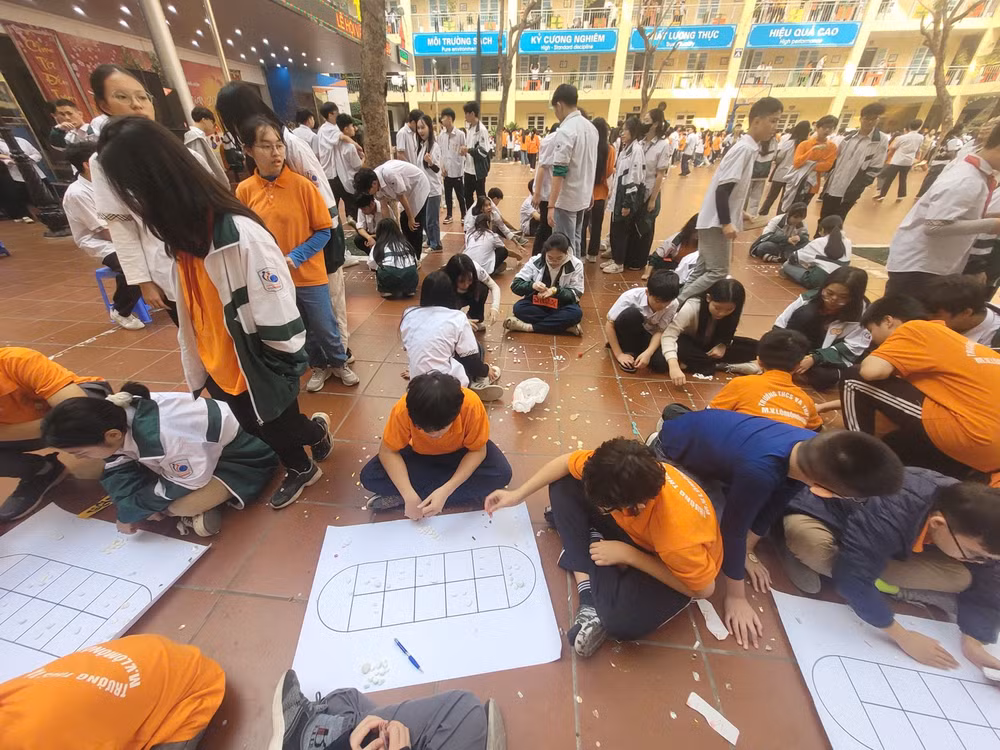 Học sinh hào hứng tham gia các trò chơi.