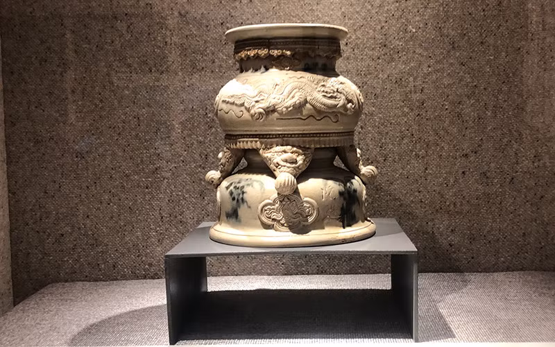 Lư hương hoa lam, đắp nổi hình rồng của thế kỷ 17.